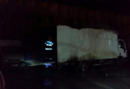 Camion parcat pe o stradă din Botoșani, distrus într-un incendiu - FOTO