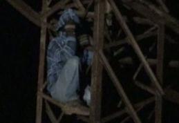 Autoritățile din Dorohoi puse în alertă de un bărbat supărat care s-a cocoțat pe un stâlp de înaltă tensiune