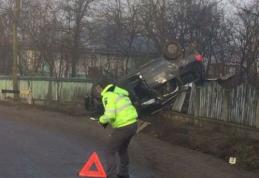 Accident cu cinci răniţi în Botoşani. O maşină cu șapte oameni suspendată într-un gard!