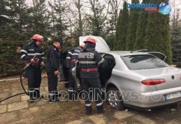 Un incendiu izbucnit la un autoturism parcat a pus pompierii dorohoieni în alertă - FOTO