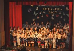 Folclor autentic pus în scenă în prima parte a spectacolului „Flori pentru mama” 2017 - FOTO