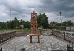 La un an de la inundații, Primăria ridică o troiță