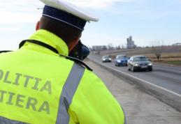 Şoferiţă prinsă de poliţişti când conducea cu viteza de 210 kilometri pe oră pe A1