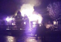 Incendiu puternic la Hudești. O casă a fost făcută scrum!