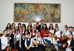 „Sărut femeie mâna ta!” spectacol pentru fiinţa cea mai dragă: MAMA – VIDEO