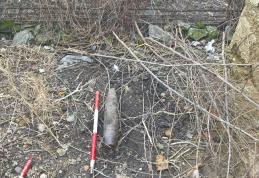 Descoperire periculoasă! Un bărbat a găsit un proiectil în timp ce făcea curățenie în grădină!