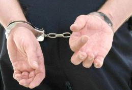 Doi bărbați cercetaţi în stare de reţinere după ce au făcut scandal într-un bar și au adresat injurii polițiștilor