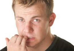 Îţi rozi unghiile? Un bărbat a făcut de atac de cord şi a murit din cauza asta