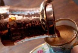 Toarnă o linguriță de apă rece în cafeaua proaspătă și așteaptă 30 de secunde. Efectul e uimitor!