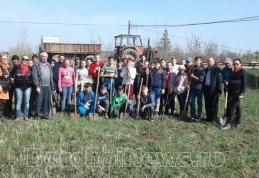 Acțiune de plantare a 200 de pomi în parcul de la Școala Primară „Victor Isăceanu” Pădureni – FOTO