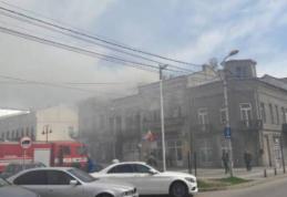 Acoperiș distrus de un coș de fum deteriorat. Proprietara unei locuințe a suferit un atac de panică!