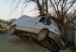 Fetiță de 5 ani în stare gravă, după ce fratele ei a furat mașina și a produs un accident - VIDEO