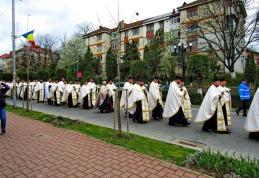 Sărbătoarea Floriilor, marcată la Dorohoi printr-o procesiune la care au participat sute de oameni - FOTO