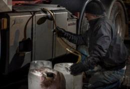 Doi tineri cercetați pentru furtul a 460 litri de motorină din mai multe autotrenuri