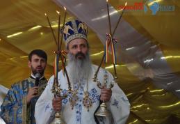 Sute de credincioși prezenți la sfințirea bisericii “Sf. Împărați Constantin și Elena” - FOTO