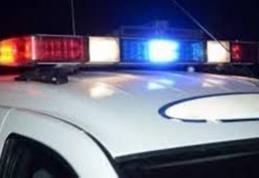 Aventură pe șosea! A pierdut controlul volanului și s-a izbit în gardul unei locuințe!