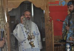 Exclusiv Dorohoi - VIDEO: Mitropolitul Teofan  sfințește biserica “Sf. Împărați Constantin și Elena” 
