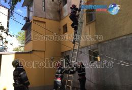 Persoane blocate într-un apartament din Dorohoi! Pompierii au intervenit pe geam pentru deblocare - FOTO