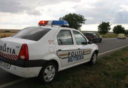 A intrat cu tractorul direct într-o mașină parcată. Șoferul era beat şi nu avea permis de conducere!