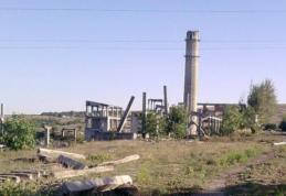 Fată de 12 ani blocată pe ruinele fostei fabrici IMUG din Dorohoi. Pompierii chemați pentru a o coborî