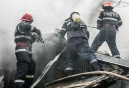 Aproape două ore s-au luptat pompierii dorohoieni pentru a salva de flăcări o vilă din Dersca!