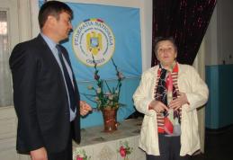 Prefectul judeţului, în vizită la pensionari - FOTO