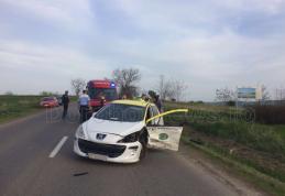 Grav accident rutier. O maşină a zburat peste un gard viu după un impact violent cu un alt autoturism - FOTO