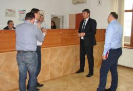 Prefectul judeţului, în vizită la Serviciul de Permise şi Înmatriculări Auto