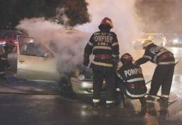 Maşină aprinsă de un scurtcircuit electric