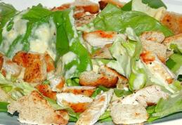 Salată Caesar cu sos de iaurt