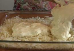 Cartofi dați pe răzătoare cu smântână