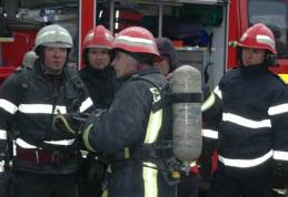 Pericol de explozie înlăturat de pompierii.11 butelii scoase dintr-o locuință cuprinsă de flăcări