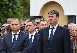 „Ziua Eroilor şi Martirilor Neamului Românesc” - Slujbă de pomenire și depunere de coroane în cimitirul Pacea - FOTO