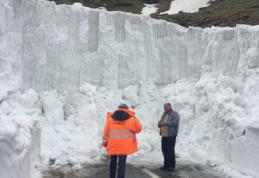 Șoseaua din România unde zăpada depășește, ACUM, 5 metri înălțime. Imagini incredibile!