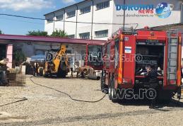 Buldoexcavator cuprins de flăcări pe strada Locomotivei din Dorohoi. Intervenție promptă a pompierilor - FOTO