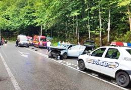 Accident grav! Șase oameni au ajuns la spital, după ce două mașini au intrat în coliziune!