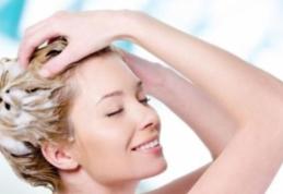 Scapă de părul gras doar adăugând asta în șampon!