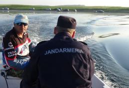 Trei pescari depistați fără permis de pescuit,amendați. Vezi ce au mai descoperit jandarmii în urma verificărilor!