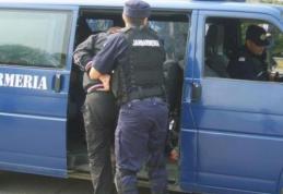 Doi tineri prinși de jandarmi după ce au furat portofelul unui botoșănean