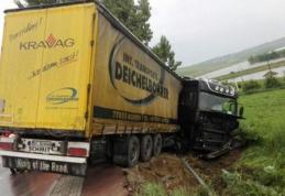 GRAV accident! TIR răsturnat la ieșirea din Botoșani - FOTO