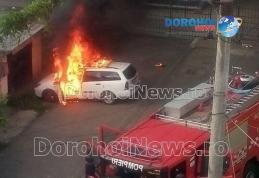 Mașină cuprinsă de flăcări în fața Școlii Gimnaziale „Mihail Kogălniceanu” Dorohoi - FOTO