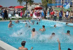 S-a dat startul la distracție! Piscina semi-olimpică din Dorohoi a fost deschisă. Vezi programul!