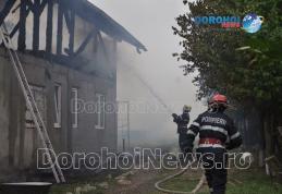 Două case distruse de un incendiu violent produs la Pădureni. Zeci de pompieri mobilizați la fața locului - FOTO