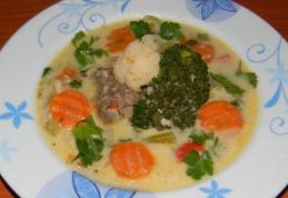 Ciorbă cu aripioare de pui și brocoli