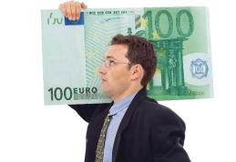 Cetăţenii cu restanţe la telefonie se pot trezi cu salariile blocate