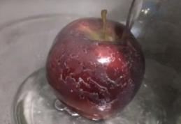 ATENȚIE! Ceara de pe fructe se depune pe pereții stomacului și poate provoca mai multe tipuri de cancer