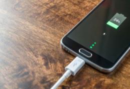 Cum îţi rişti sănătatea dacă vorbeşti la telefon în timp ce se încarcă