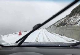 A nins în mijlocul verii la Rânca! Zăpada s-a așternut pe carosabil - FOTO