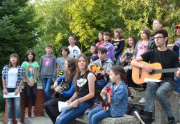 Parcul Cholet – Dorohoi! Dacă e duminică...e Folk... - VIDEO