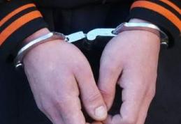 Patru tineri reţinuţi pentru furturi